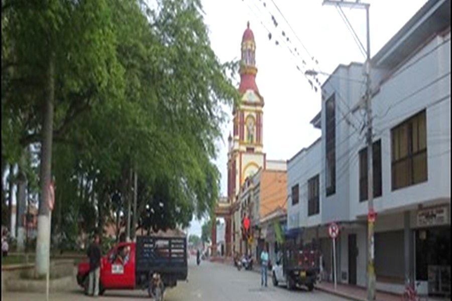 Calle de Candelaria, Valle del Cauca, con la torre de la iglesia al fondo