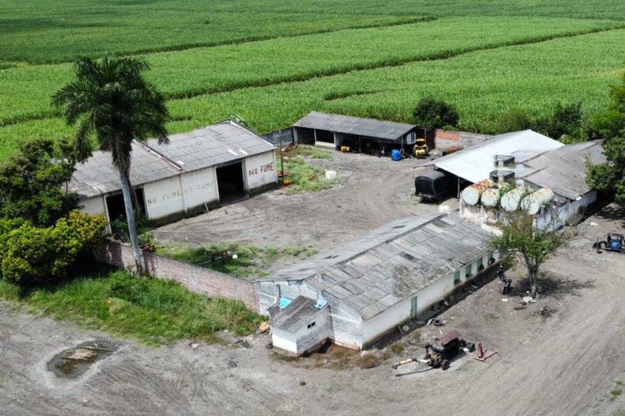 Finca con construcciones, maquinaria y cultivos de caña en Buga, Valle del Cauca