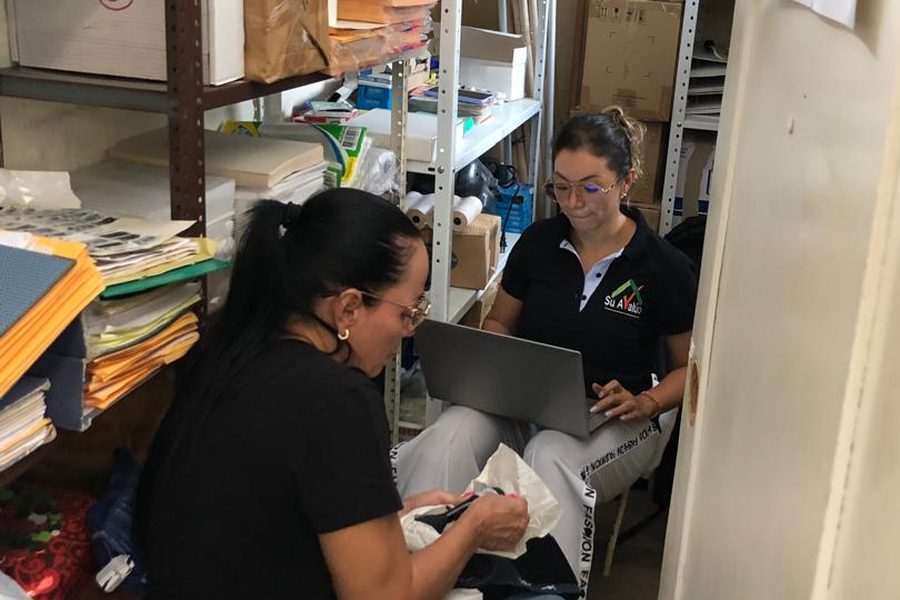 Equipo de Suavalúo haciendo el inventario de activos en una bodega