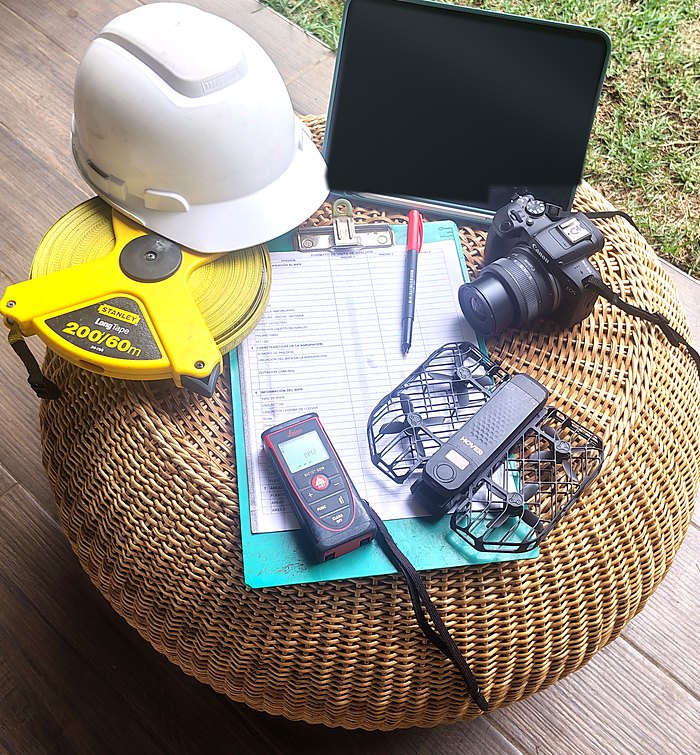 Equipo de visita de Suavalúo: casco, cinta métrica de 60 m, medidor láser, cámara, tablet, dron y formato de visita