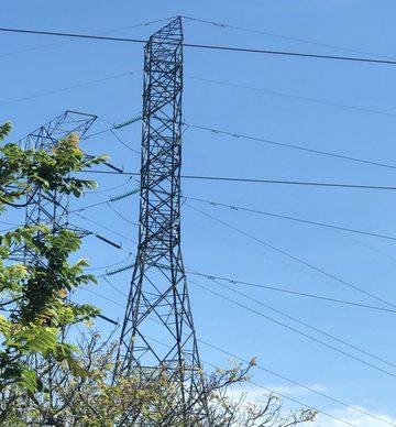 Torre de energía de una servidumbre eléctrica