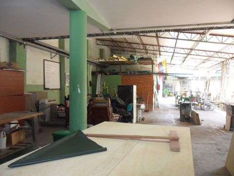 Taller y bodega de una entidad con mobiliario y equipos por inventariar