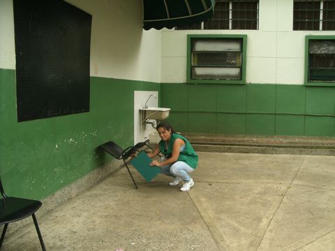 Avaluadora de Suavalúo identificando una silla en el levantamiento de activos