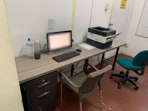 Puesto de trabajo con computador e impresora