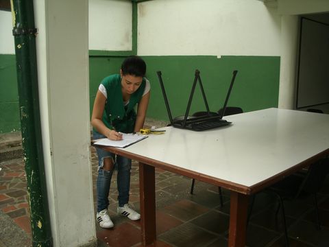 Avaluadora registrando datos de mobiliario en el formato de inventario