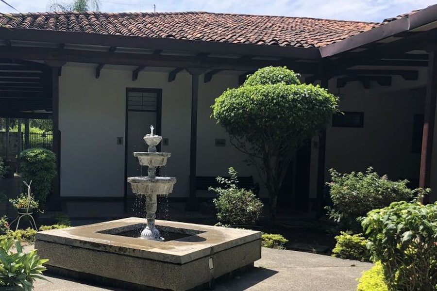 Casona de arquitectura tradicional con patio central y fuente en el Valle del Cauca