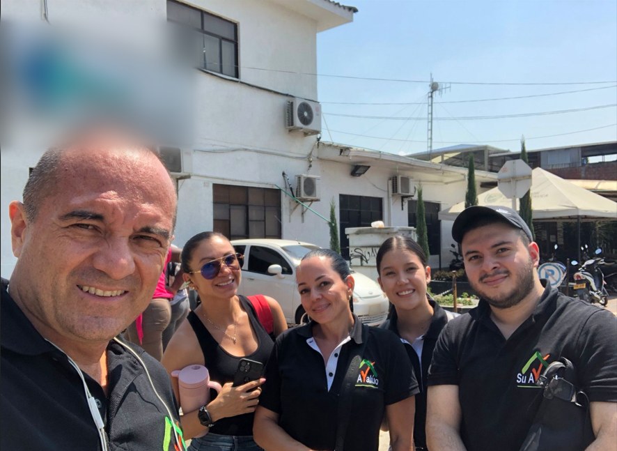 José Andrés Mejía López con el equipo de Suavalúo en una visita técnica en el Valle del Cauca